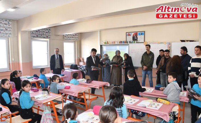 Alucra Halk Eğitimi Merkezinde dikilen eşofman takımları öğrencilere dağıtıldı