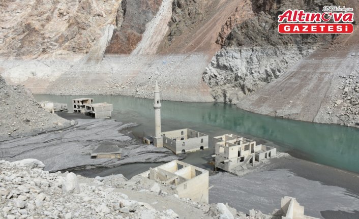 Artvin'de baraj altında kalan köy su seviyesi düşünce yeniden ortaya çıktı