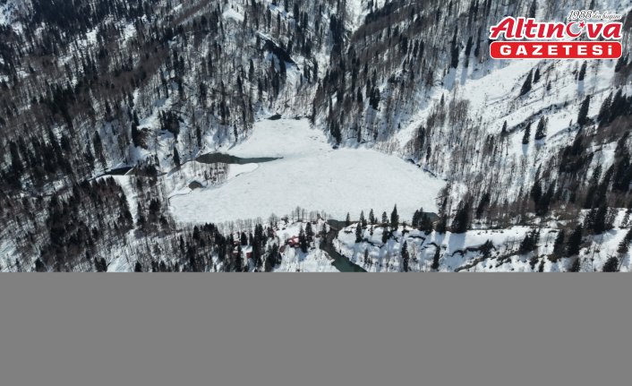 Artvin'de beyaz örtüyle kaplanan Borçka Karagöl havadan görüntülendi