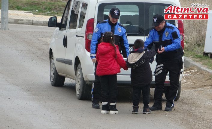 Çorum'da polis ayakkabıları eskiyen iki çocuğa bot hediye etti
