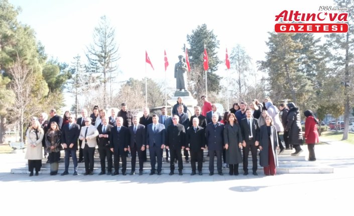 Çorum'da “14 Mart Tıp Bayramı“ kapsamında Atatürk Anıtı'na çelenk sunuldu