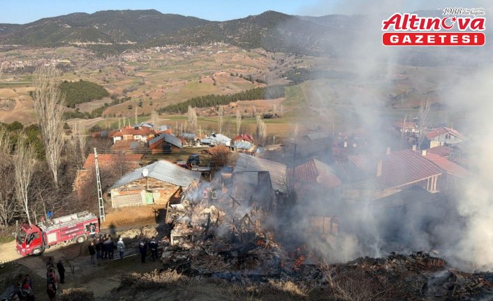 Çorum'da çıkan yangında 2 ev ile ambar zarar gördü