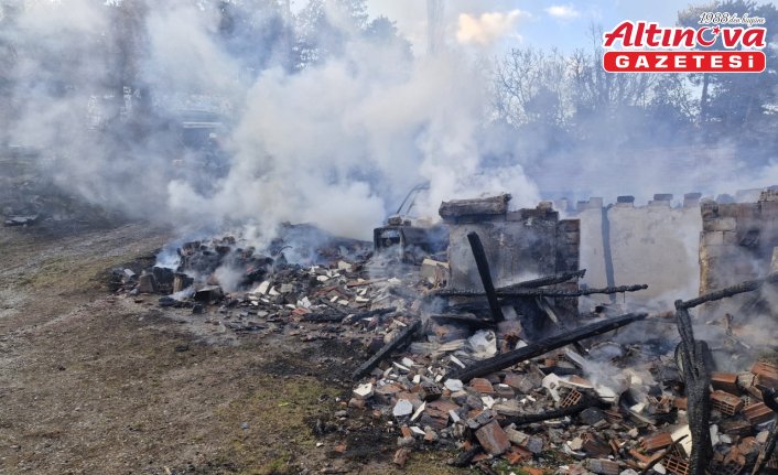 Çorum'da çıkan yangında 2 katlı ev, samanlık ve traktör yandı