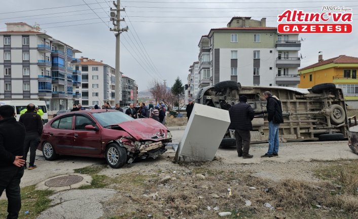 Çorum’da tarım işçilerini taşıyan minibüs ile otomobilin çarpışması sonucu 5 kişi yaralandı