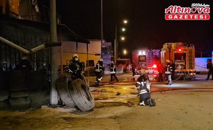 Çorum’da yangın çıkan oto lastik servisinde hasar oluştu