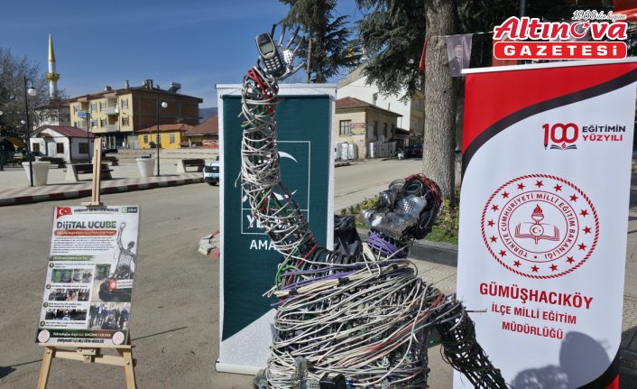 Dijital bağımlılığa atık elektronik malzemelerden yapılan “Dijital Ucube“ heykeliyle dikkati çekildi