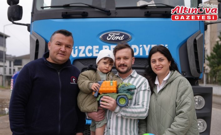 Düzce'de temizlik işçilerinden her gün kendilerini bekleyen 20 aylık bebeğe hediye