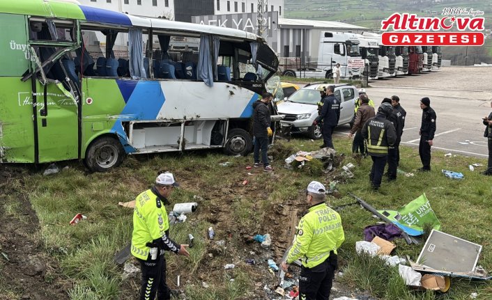 GÜNCELLEME 2 - Samsun'da öğrencilerin bulunduğu midibüsün devrilmesi sonucu 11 kişi yaralandı
