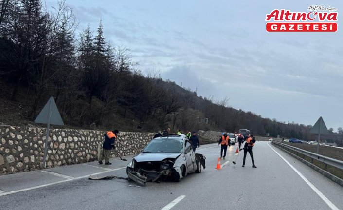 Amasya'da refüje çarpan otomobildeki 1 kişi öldü, 3 kişi yaralandı