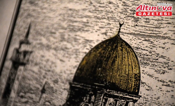 İbadete kapatılan Mescid-i Aksa'yı gündemde tutmak için el yapımı kağıtlara işliyor