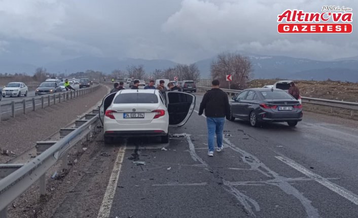 Karabük'te el freni çekilmeyen otomobilin karıştığı kazada 1 kişi öldü, 3 kişi yaralandı