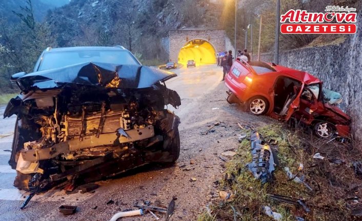Karabük'te otomobil ile SUV tipi aracın çarpıştığı kazada 1 kişi öldü, 5 kişi yaralandı