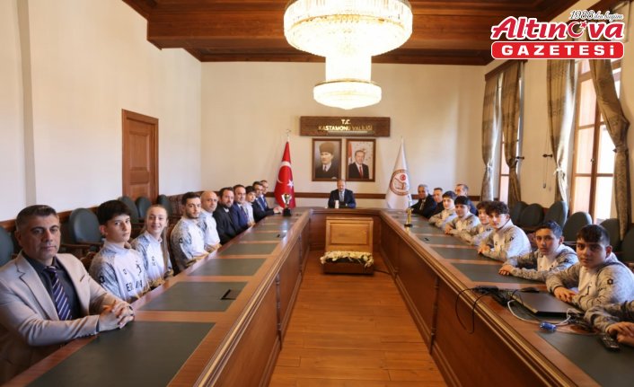 Kastamonu Valisi Dallı, voleybolda Türkiye şampiyonu olan öğrencilerle bir araya geldi
