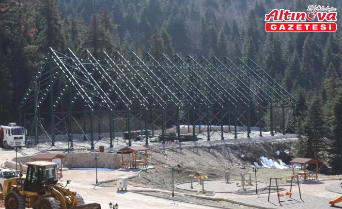 Küre Belediye Başkanı Turhan, yapımı devam eden halı sahada inceleme yaptı