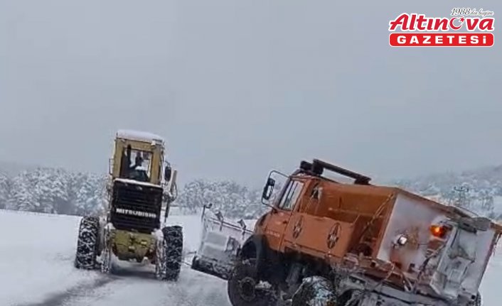 Niksar'da Özel İdaresi ekipleri kar nedeniyle yolda mahsur kalan aracı kurtardı