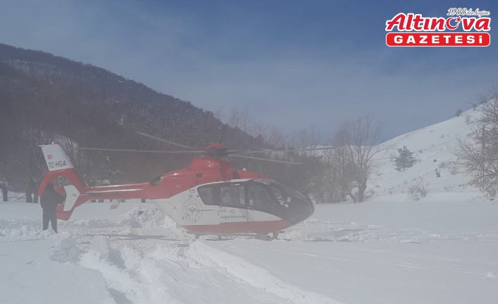 Tokat'ta kar nedeniyle yolu kapanan köydeki hasta ambulans helikopterle hastaneye kaldırıldı