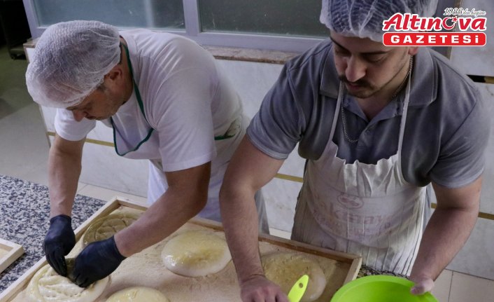 Trabzon'da ekşi mayalı ramazan pidesi 6 saatlik hummalı mesaiyle sofralara ulaşıyor