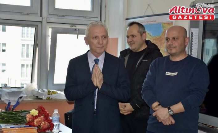 Ordu'da 46 yıllık sınıf öğretmeni düzenlenen sürpriz programla öğrencilerine veda etti