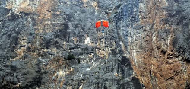 324 metreden “uçuruma“ atladı