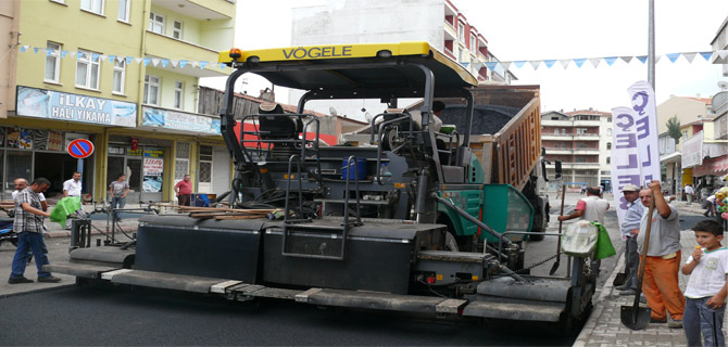   BAŞKAN ŞAHİN, ASFALT ÇALIŞMALARININ BAŞINDA 