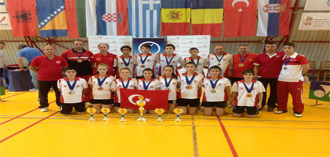 BADMİNTON MİLLİ TAKIMINDAN BALKAN ŞAMPİYONLUĞU 