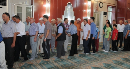 Camilerde İlk Bayramlaşma Oldu 