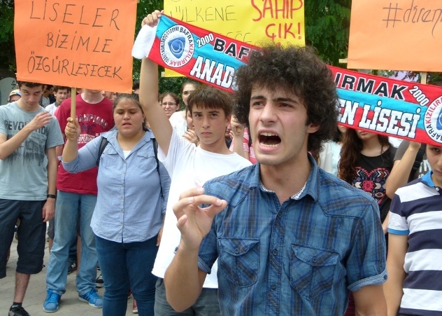 BAFRA’DA ÖĞRENCİ VE VELİLER OKULLARINA SAHİP ÇIKTI  