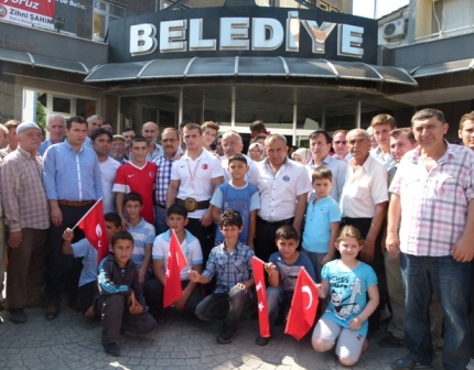 DÜNYA ŞAMPİYONUNDAN ZAFER TURU  