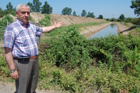 ÇARŞAMBA’DA 40 BİN DÖNÜM ARAZİ SULAMAYLA YOK OLUYOR 
