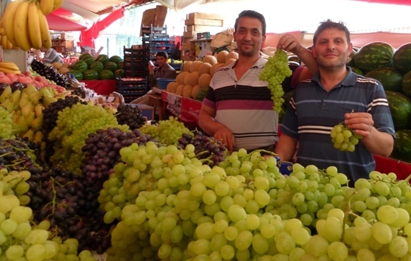 YAZLIK SEBZELER VE MEYVELER TEZGAHTA 