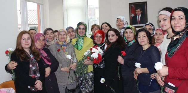 AK PARTİ BAFRA KADIN KOLLARI KARANFİL HEDİYE ETTİ