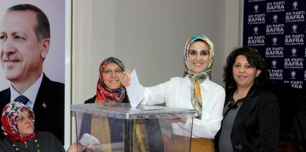 AK PARTİDE KONGRELER ŞÖLEN HAVASINDA YAPILDI