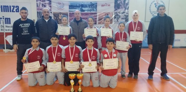 Anadolu Yıldızları Badminton da Grup Birincisi Oldu