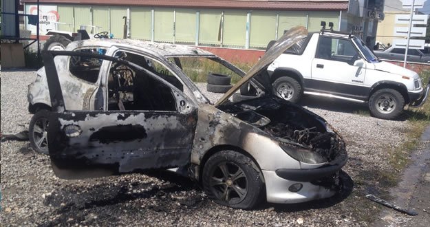 ARACINI POLİSE VERMEK İSTEMEDİ ARACI ATEŞE VERDİ