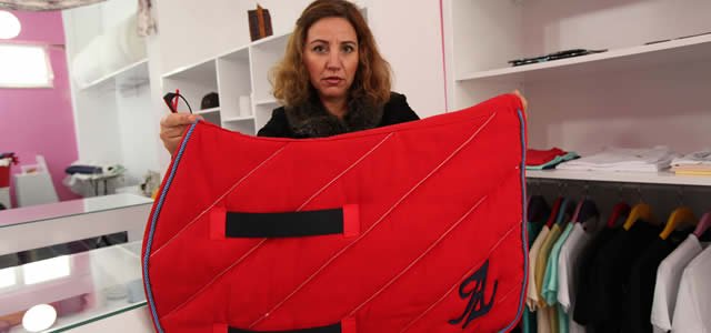 At ve Biniciler İçin Özel Kıyafetler Dikiyor