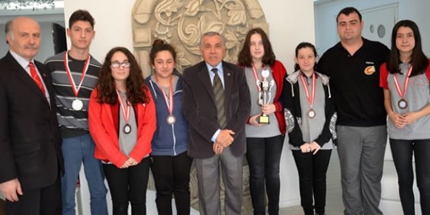 Badmintondaki Başarılarını Kaymakam Arslan’la Paylaştılar