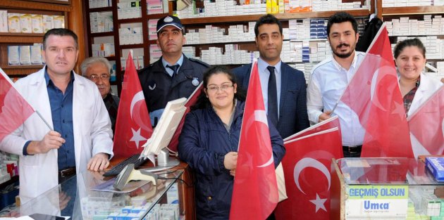 BAFRA BELEDİYESİ BAYRAK DAĞITTI