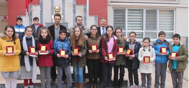 BAFRA FATİH ORTAOKULUNDA KARNE HEYECANI