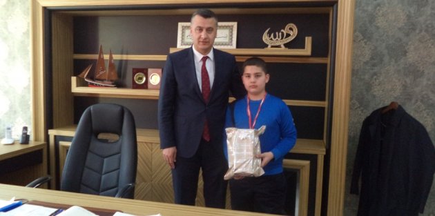 BAFRA KIZILIRMAK İLKOKULU’NA GÜREŞTE ALTIN MADALYA