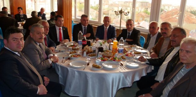 BAFRA MHP’DEN MUHTARLARA YEMEK