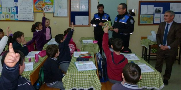 Bafra Toplum Destekli Polis Amirliği “Polis Ne Yapar” Adlı Dergisi Dağıttı