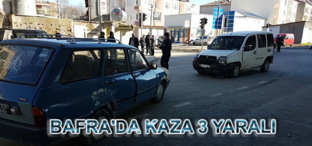 Bafra'da iki otomobilin çarpışması sonucu 3 kişi yaralandı.