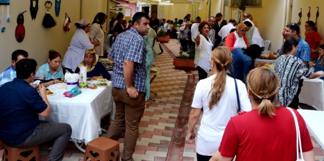 BAFRA’DA KADINLAR İÇİN KURULAN EMEK PAZARINA YOĞUN İLGİ VAR