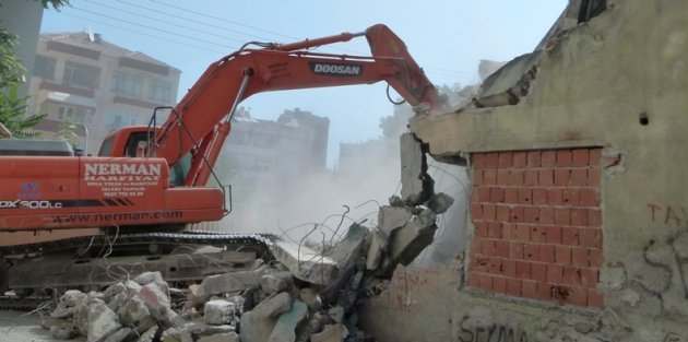 Bafra'da Metruk Binalar Yıkılıyor