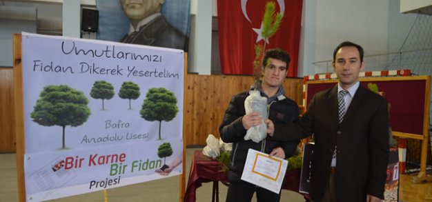 Bafra'da Öğrencilere Fidan Dağıtıldı