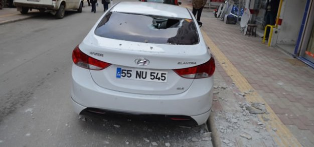 Bafra'da Park Halindeki Aracın Üstüne Beton Parça Düştü