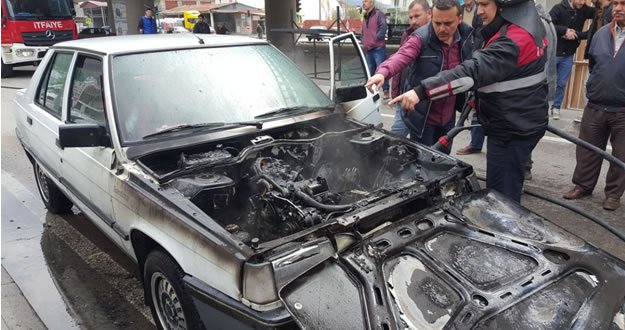 Bafra'da seyir halindeki otomobil yandı