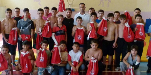 BAFRA’DA SPOR KULÜPLERİNE MALZEME YARDIMI YAPILDI