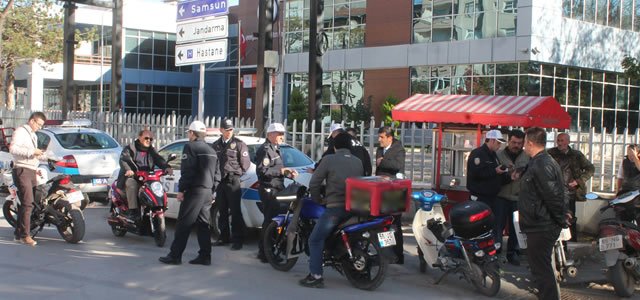 Bafra’da Tescilsiz Motosikletler Otoparka Çekildi