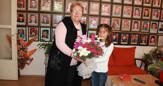 BAFRALI MİNİK ÖĞRENCİLER YILIN ANNESİNİ SEÇTİ